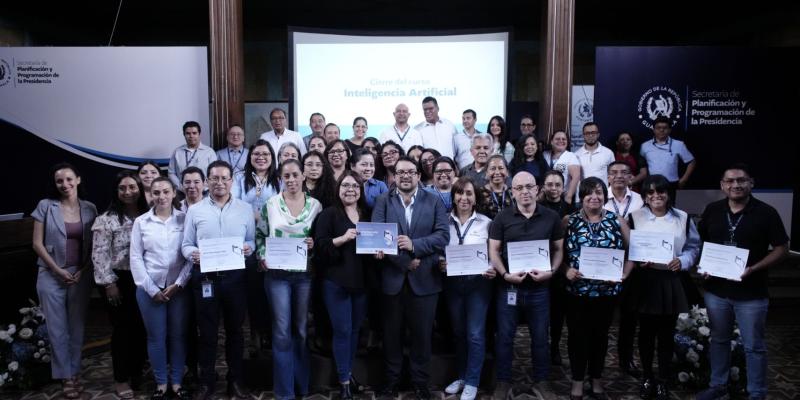 Parte del equipo técnico de SEGEPLAN que recibió el curso de uso de Inteligencia Artificial (IA) 