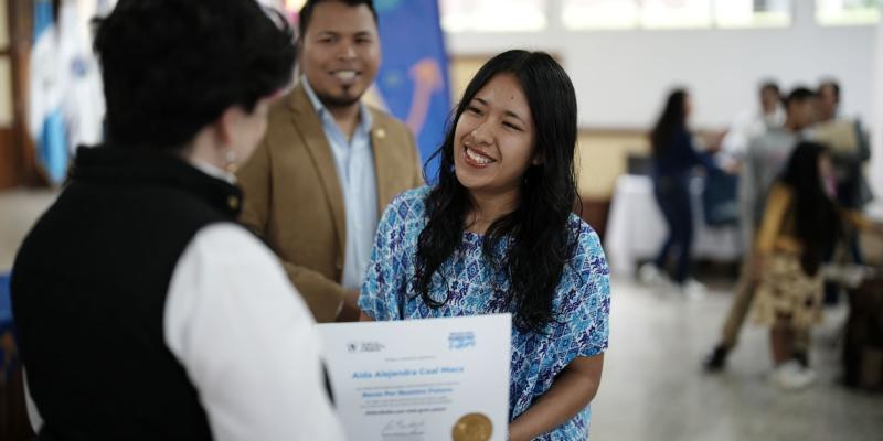 Los becarios de la región norte recibieron un reconocimiento de Becas por Nuestro Futuro.