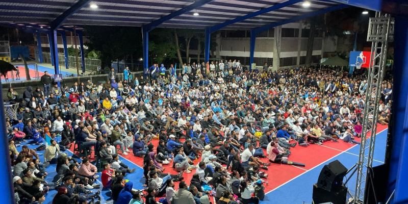 Cientos de vecinos de la zona 1 se dieron cita en el Centro Deportivo de Gerona. 