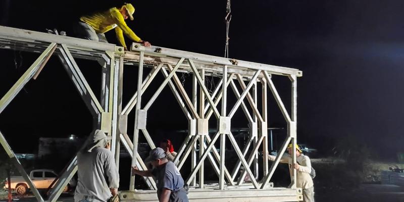 El puente que unirá a Sayaxché: 13 tramos ya armados sobre el arroyo Petexbatún