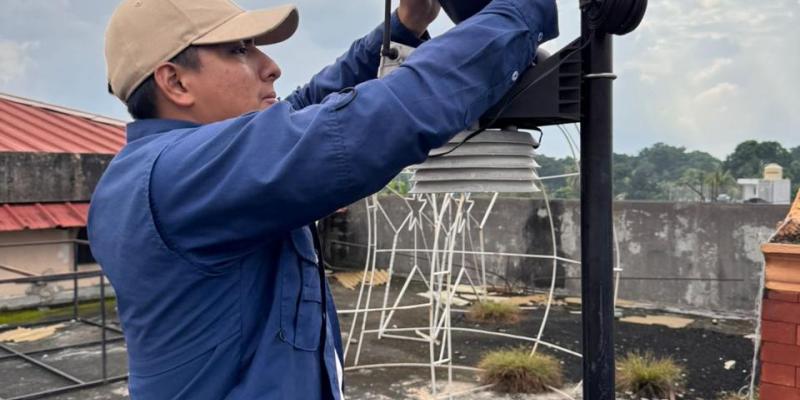 Fortalecen el monitoreo climático con mantenimiento a estaciones en Suchitepéquez
