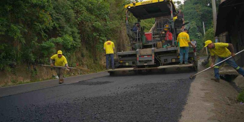 ¡El bacheo no se detiene! Covial mejora la conexión Bárcenas–Santa Lucía Milpas Altas