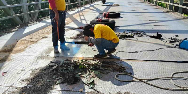 Restauran planchas metálicas del puente Chocón para asegurar la circulación