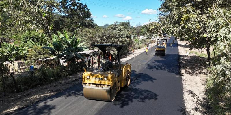 Trabajos avanzan día y noche para mejorar rutas en Jalapa