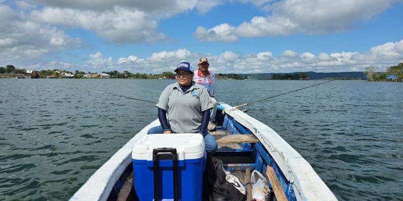 Realizan muestreo de pesca científica de peces en el lago Petén Itzá 