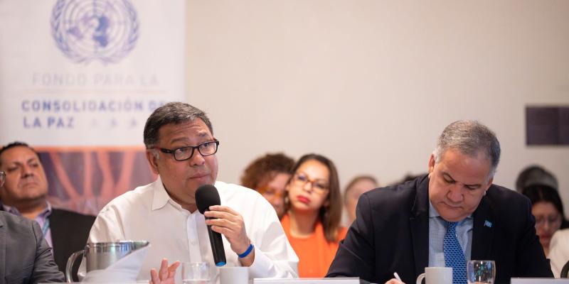 Secretario Carlos Mendoza y representante de las Naciones Unidas, Miguel Barreto.