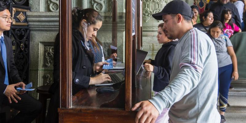 Cientos de familias se acercaron al Palacio Nacional de la Cultura para obtener sus boletos. 
