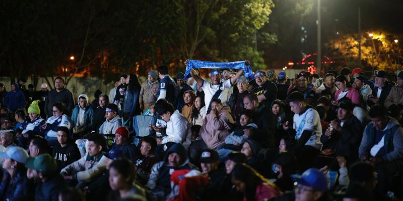 Cientos de aficionados se dieron cita en los Campos del Roosevelt para observar el partido de la Azul y Blanco. 