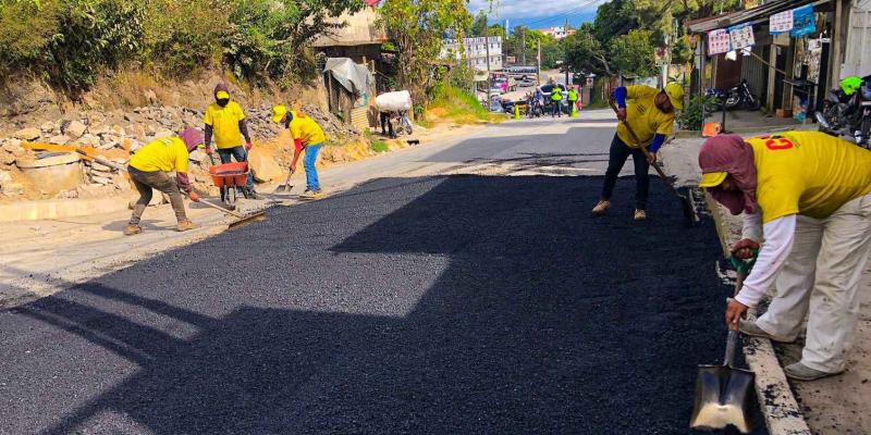 Continúa el bacheo de la ruta que conecta Ciudad Quetzal con San Raymundo