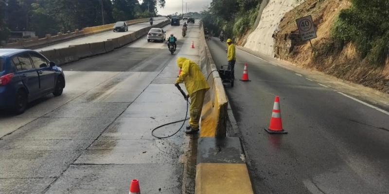 Continúa el mantenimiento del paso a desnivel Santa Rosalía, en Carretera a El Salvador