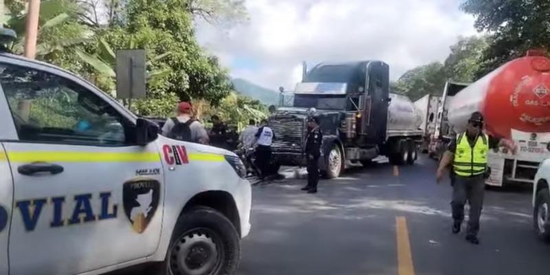 Provial regula el tránsito en Morales, Izabal, tras colisión vehicular en la CA-9 Norte