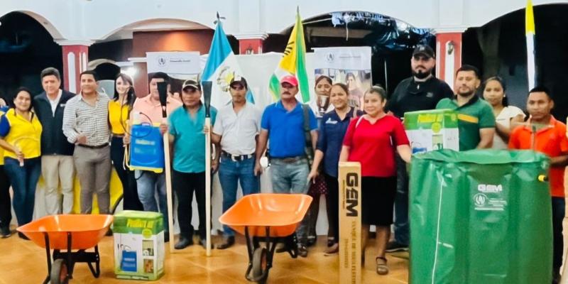 Se realizó la entrega de insumos a 1 mil 84 familias, además 1 mil 805 recibieron sacos de arroz de 22 libras cada uno. 