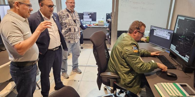 La operación, descrita como un “trabajo a corazón abierto”, incluye la renovación integral de los sistemas de control aéreo