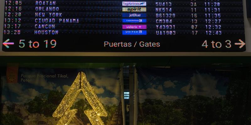 El objetivo de esta iniciativa es crear un ambiente cálido y festivo que dé la bienvenida y despedida tanto a viajeros nacionales como internacionales durante una de las temporadas más concurridas del año.