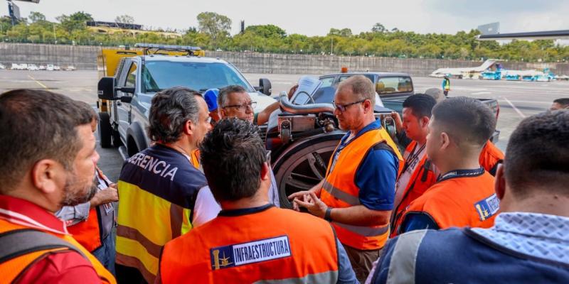 El entrenamiento es impartido por los especialistas Rubén Yazbek y Ben Jenkins, representantes de la empresa Cyclone Technology, fabricante de la máquina. 