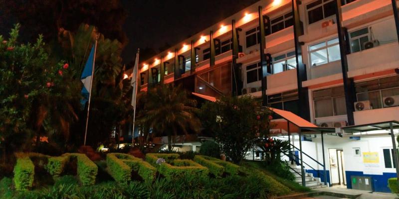 Iluminados de naranja en apoyo a la eliminación de la violencia contra la mujer