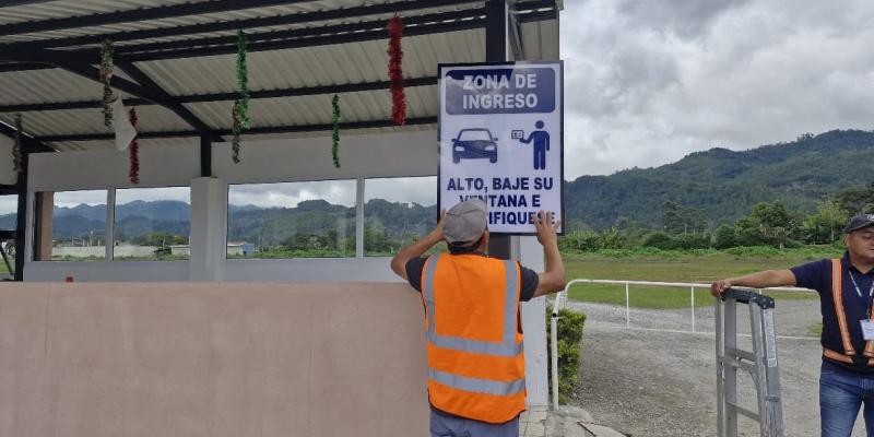 El proceso de instalación responde a la necesidad de mejorar la identificación de áreas operativas, zonas restringidas y espacios de tránsito, tanto para el personal técnico como para los usuarios.
