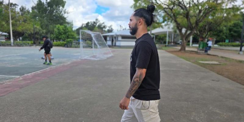 José Morales visita Campo Marte y comparte con los usuarios