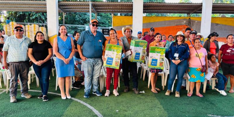 El Ministerio de Desarrollo Social (Mides) a través de su Unidad Ejecutora el Fondo de Desarrollo Social –(Fodes), entregó kits de techo mínimo y bombas para fumigar, en apoyo a 471 familias de cinco municipios del departamento de Escuintla.