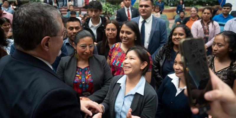 El Presidente Bernardo Arévalo dialoga con becarios de la región central del país.