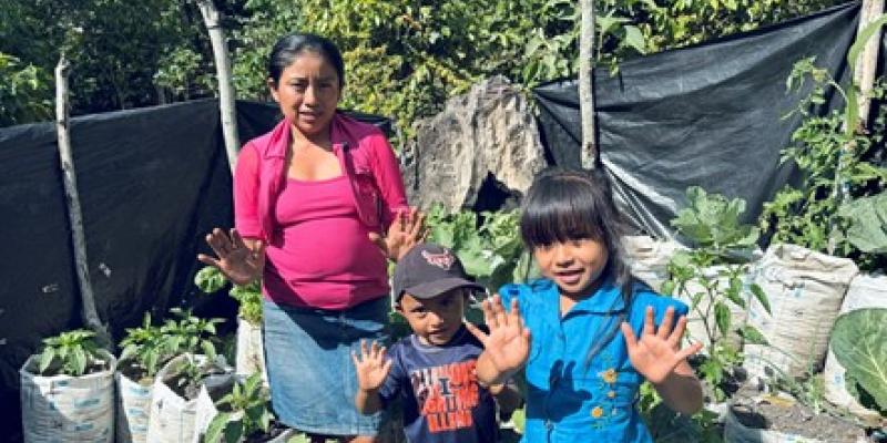 A través de la iniciativa Mano a Mano, una madre en la comunidad La Palmilla no solo recibió un piso digno y saneamiento, sino que utilizó los recursos para crear su propio huerto familiar.