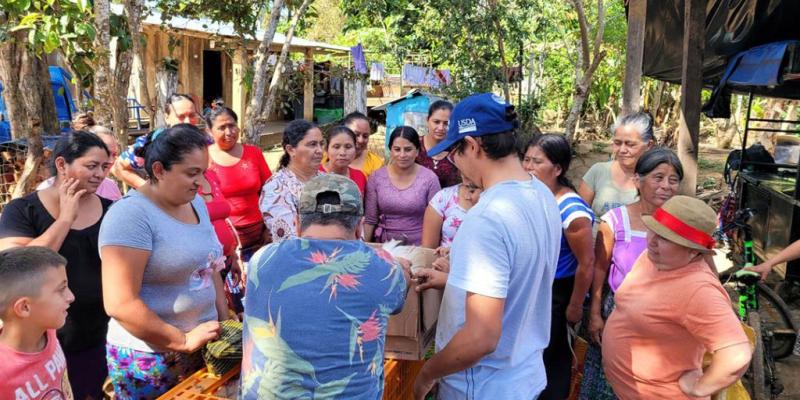 Entregan más de siete mil aves mejoradas a familias rurales de Petén