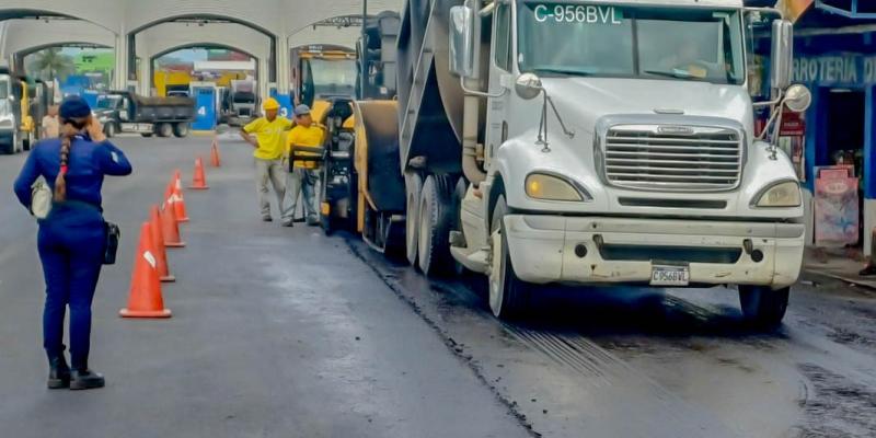 Nuevo asfalto fortalece la movilidad y el comercio portuario en Izabal 