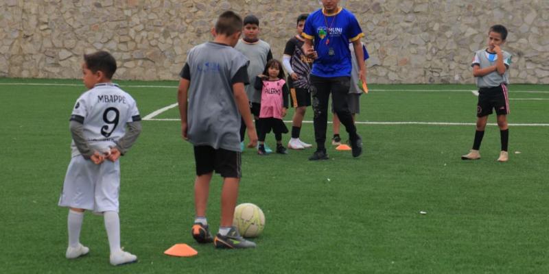 Los vecinos disfrutan de las instalaciones del nuevo parque inaugurado. 