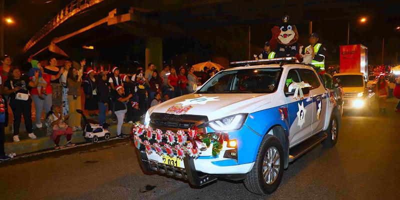 Provial ilumina la Navidad con mensajes de prevención es desfile de Bomberos Voluntarios