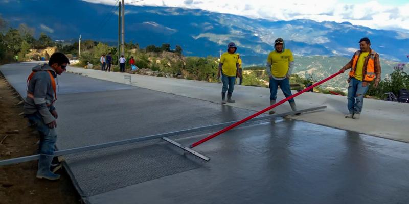 ¡Huehue avanza! Concluyen aplicación de concreto en Santa Bárbara