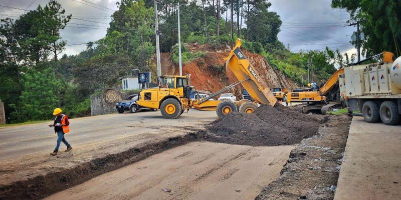 Con drenajes, bases y compactación se construye nueva carretera en Alta Verapaz 