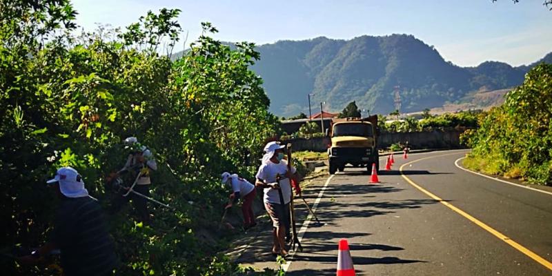 Limpieza de cunetas y chapeo garantiza conectividad entre Palín y Santa María de Jesús