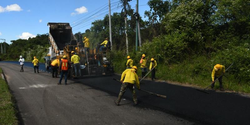 Aplican segunda capa de asfalto entre Pueblo Nuevo Viñas y Barberena