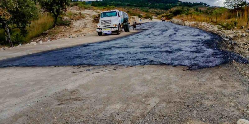 Colocan primera capa de asfalto en tramos del libramiento de Jalapa