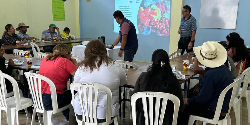 Productores de Esquipulas capacitados en producción de pilones para huertos