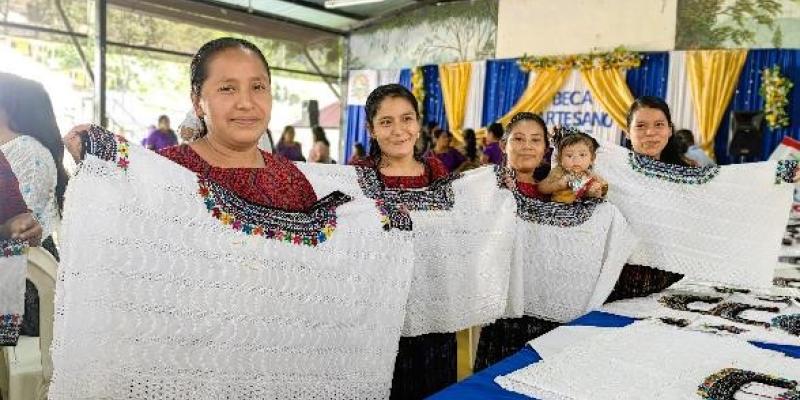 S, se clausuró el proceso de formación de 172 mujeres artesanas, beneficiarias del programa Beca Artesano, que se impulsa desde el Ministerio de Desarrollo Social en el municipio de Tamahú, Alta Verapaz.