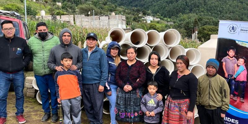 Se entregaron 330 kits de techo mínimo, 220 tanques flexibles y 941 tubos de diferentes tamaños. Además, se hizo entrega de concreteras y una estación total. 