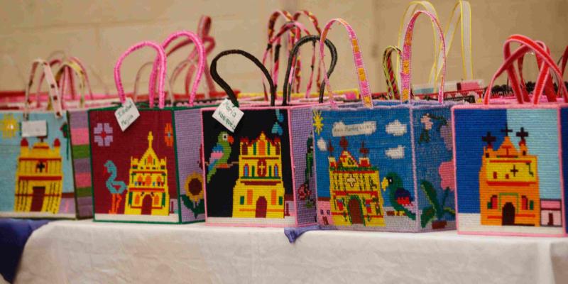 Totonicapán: bordado tradicional en malla plastificada