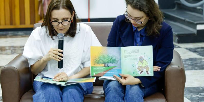 El libro “Tomás bajo el almendro”, primera obra de la escritora guatemalteca Ana Isabel Villela