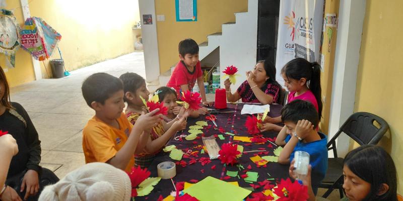 Niños aprenden a elaborar pascuas