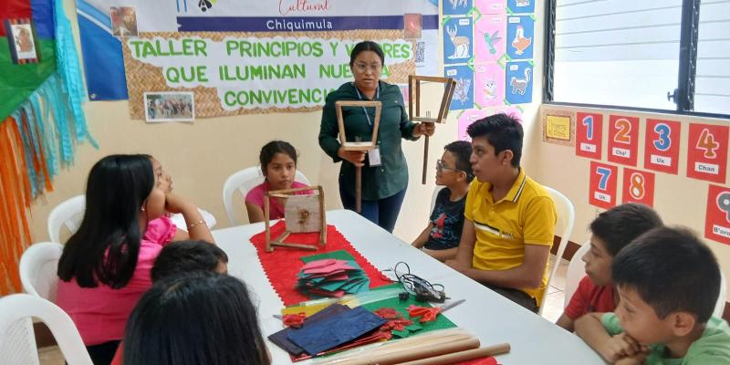 Chiquimula fabrica farolitos como símbolo de respeto y solidaridad