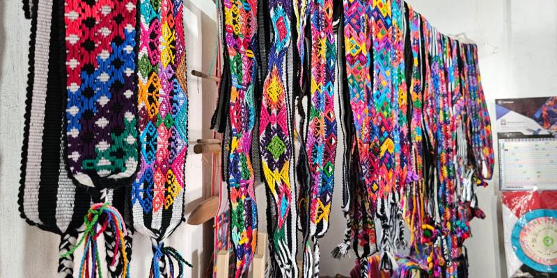 técnica ancestral de bordado en fajas