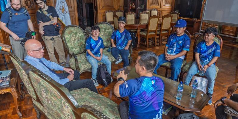 Selección Nacional de Talla Baja visita el Palacio Nacional de la Cultura