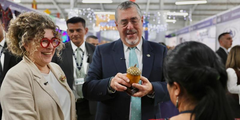 Presidente Arévalo visita el Pabellón “MIPYME de Corazón”
