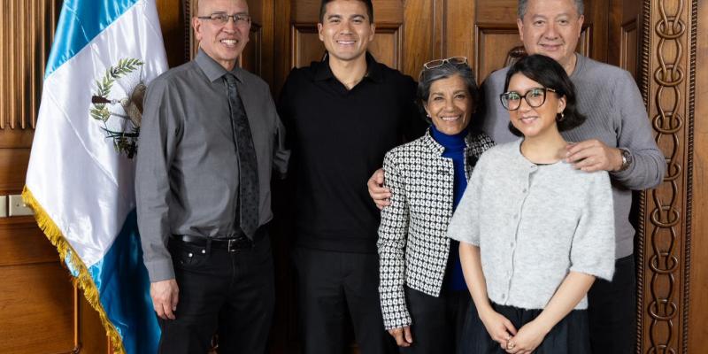 Juan José Chang, el técnico que hizo historia en la FIFA, visita el Palacio Nacional de la Cultura