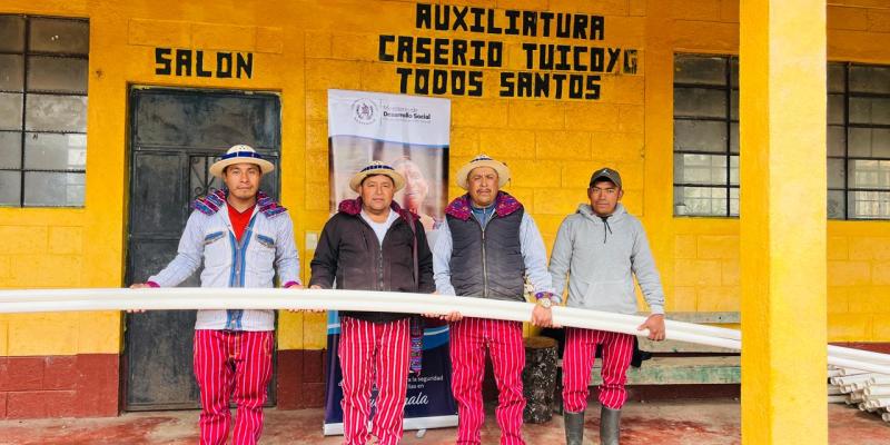 el Ministerio de Desarrollo Social (Mides) a través de su Unidad Ejecutora el Fondo de Desarrollo Social (Fodes), entregó kits de techo mínimo, kits de panel solar, tanques flexibles y tubos de PVC beneficiando a más de mil familias en 15 comunidades de 13 municipios del departamento de Huehuetenango.