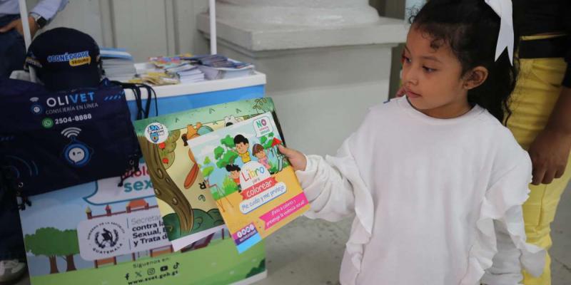 niña con Material Informativo