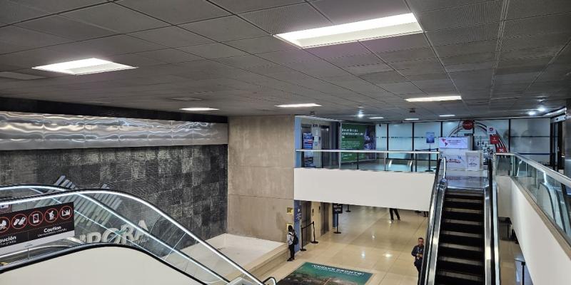 La nueva iluminación con tecnología LED mejora de forma significativa la visibilidad en áreas como: rampa y zonas de movimiento de aeronaves, fortaleciendo la seguridad operacional y reduciendo riesgos.