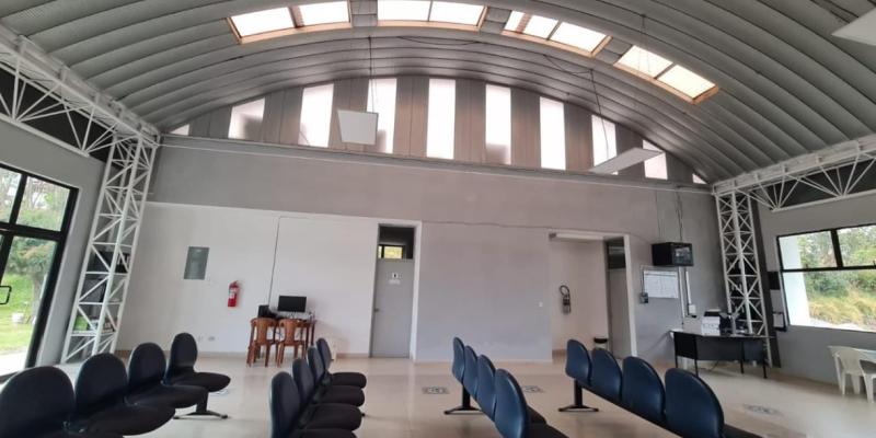  los trabajos consistieron en el levantamiento de la pintura vieja y el posterior repello de las superficies, permitiendo corregir imperfecciones acumuladas con el paso del tiempo.