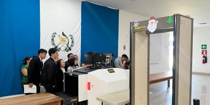 la formación se centra en la adecuada operación de los nuevos equipos de inspección para equipaje de mano y equipaje de bodega, recientemente instalados en la terminal aérea.